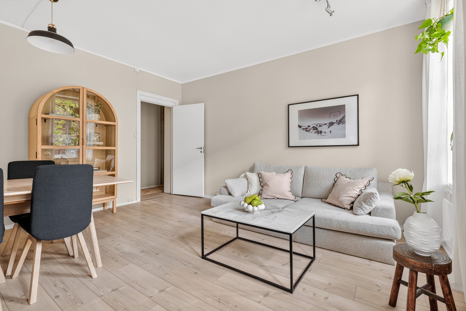 Rommet er enkelt å møblere, og du har mer enn nok rom til både sofa, mediemøbler og et hyggelig spisebord - perfekt for både rolige kvelder og sosiale sammenkomster. Galleribilde
