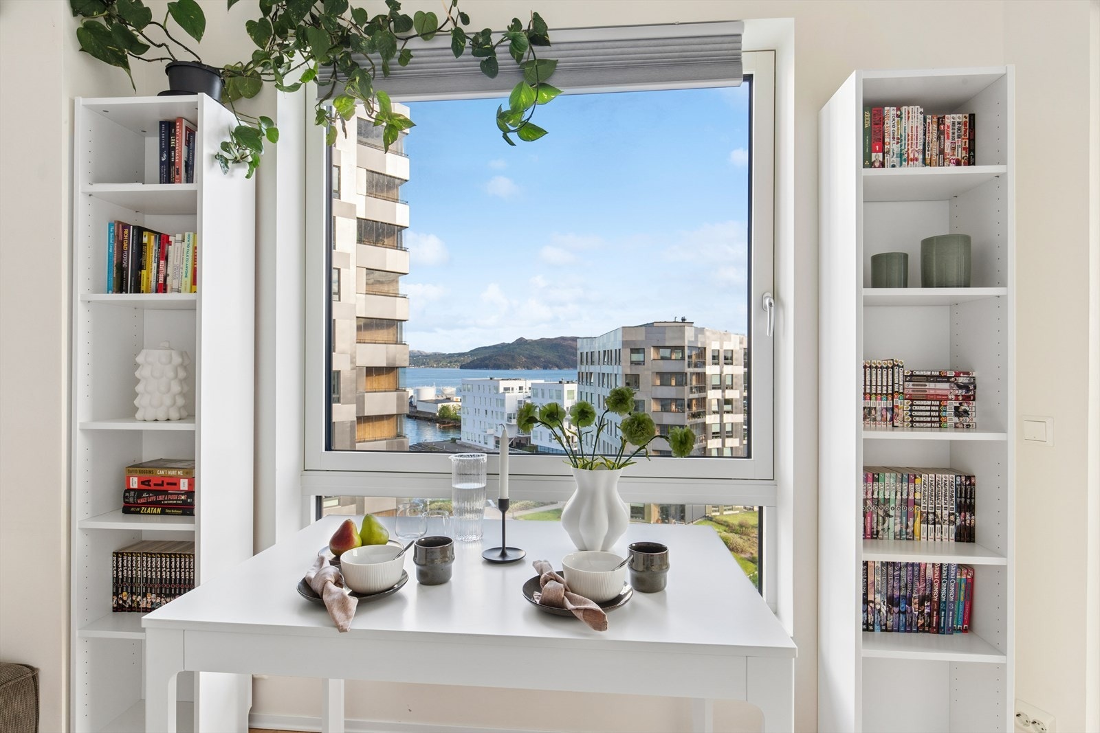 Her har man store vindusflater som slipper inn rikelig med naturlig lys. Galleribilde