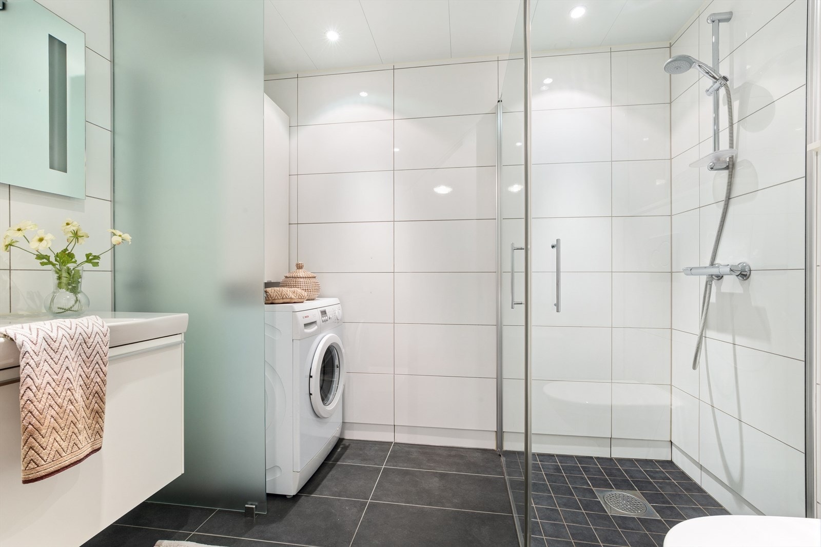 Badet er også av god størrelse - med fliser på gulv og vegger. Galleribilde