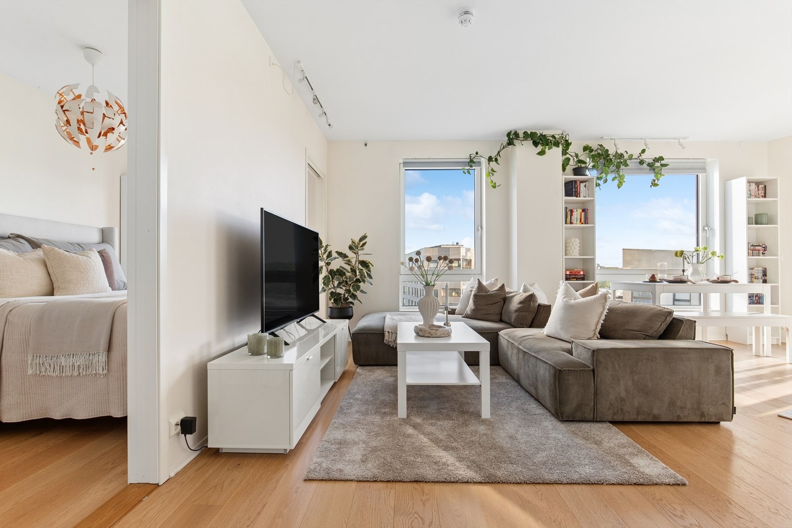Her får man fint inn en stor sofa, og tv-hjørne, uten at det tar plass av spiseplasser i andre ende. Galleribilde