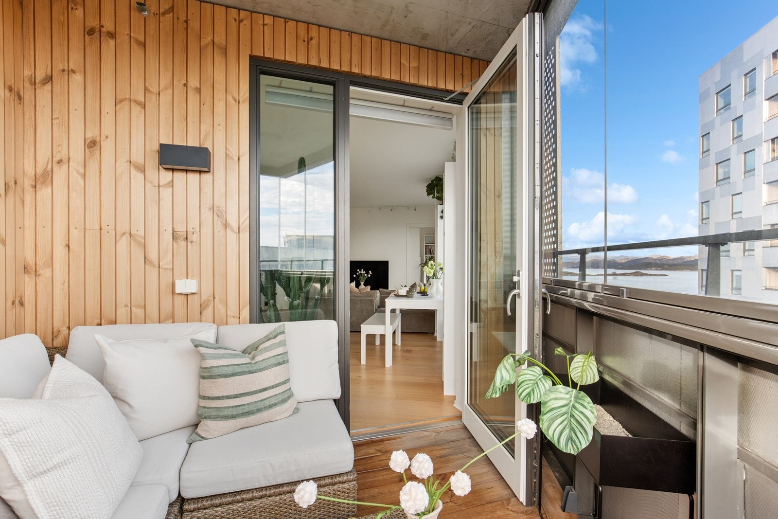 Her har man god plass til sittegruppe eller ønsket utemøblering. Galleribilde