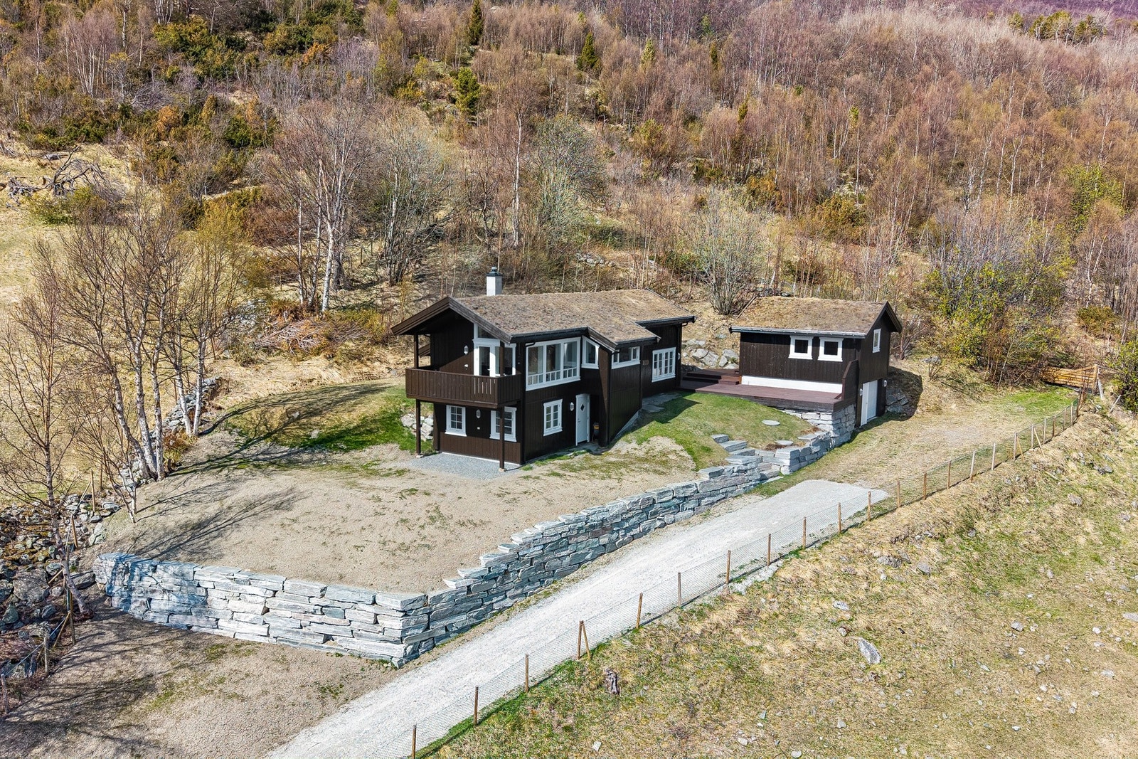 Innholdsrik og velholdt fritidseiendom med rolig og usjenert beliggenhet i enden av en blindvei. Galleribilde