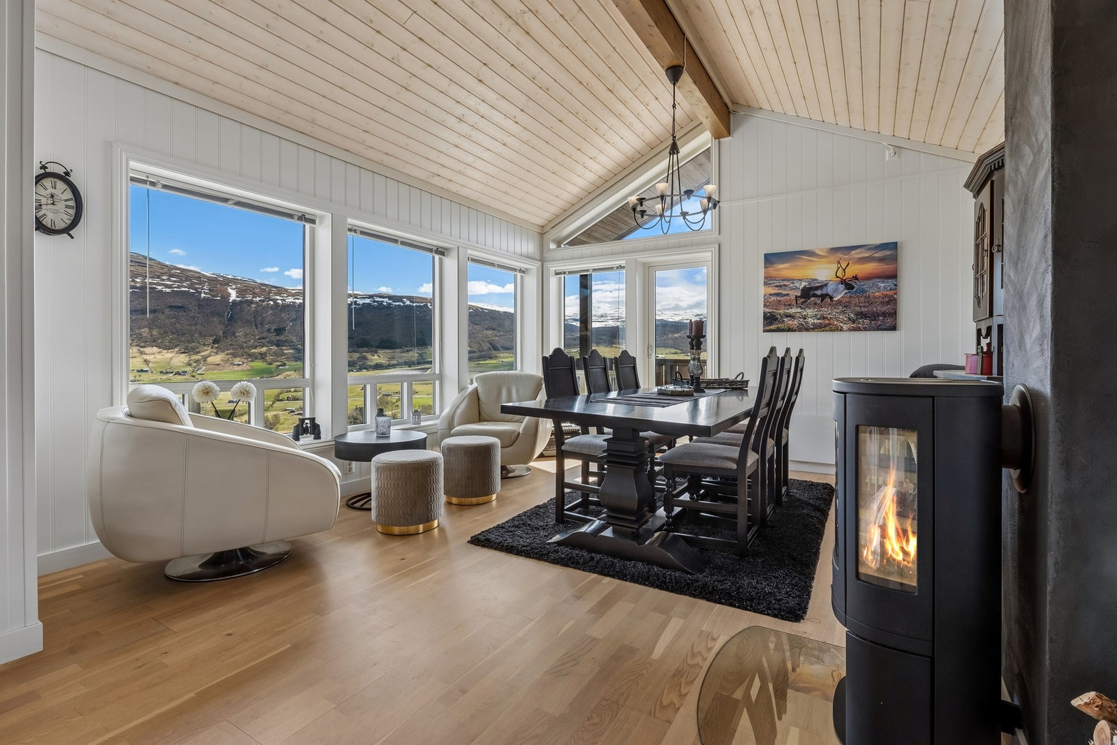 Stuen har høy skrånet himling med store vindusflater som slipper utsikten inn. Galleribilde