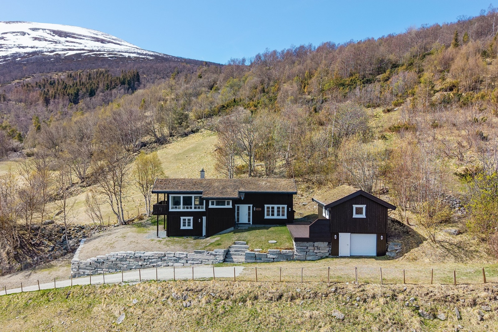 Siden kjøp i 2021 er eiendommen påkostet ca. 400,000,- noe som blant annet vises i utvidelse skifermurer, terrasse, varmepumpe og utvidelse av plenområdet. Galleribilde