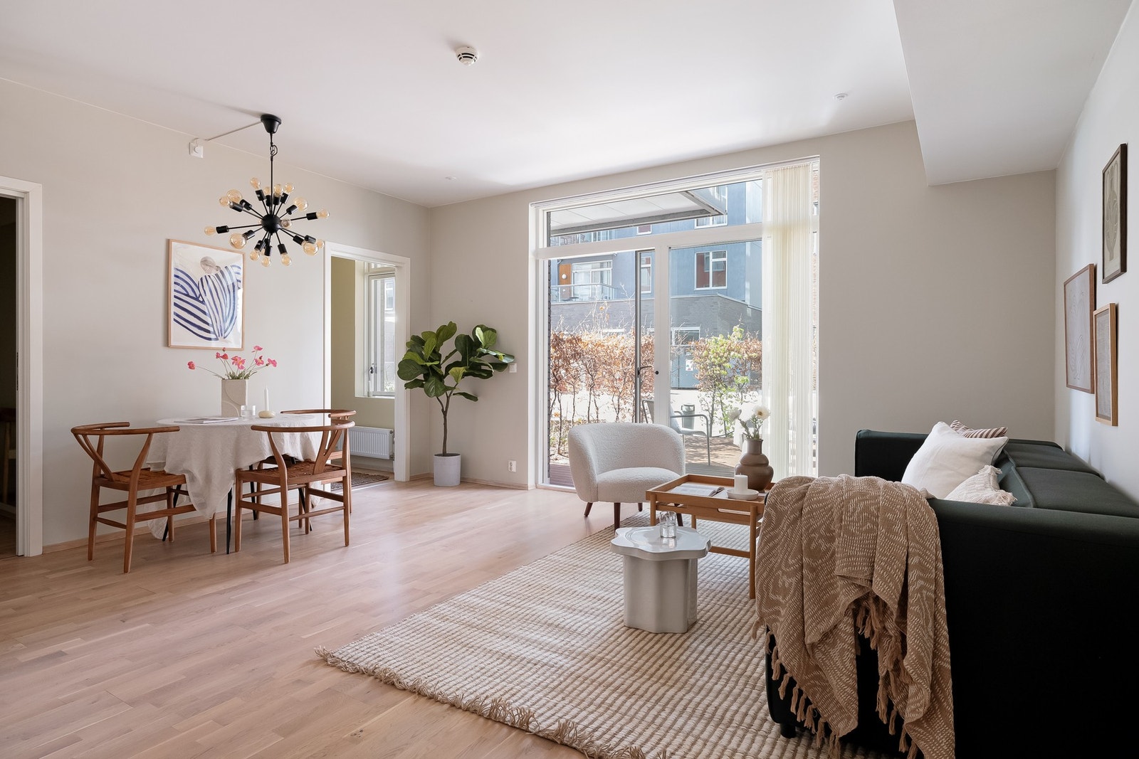 Store vindusflater gir godt med naturlig lys inn i rommet. Galleribilde