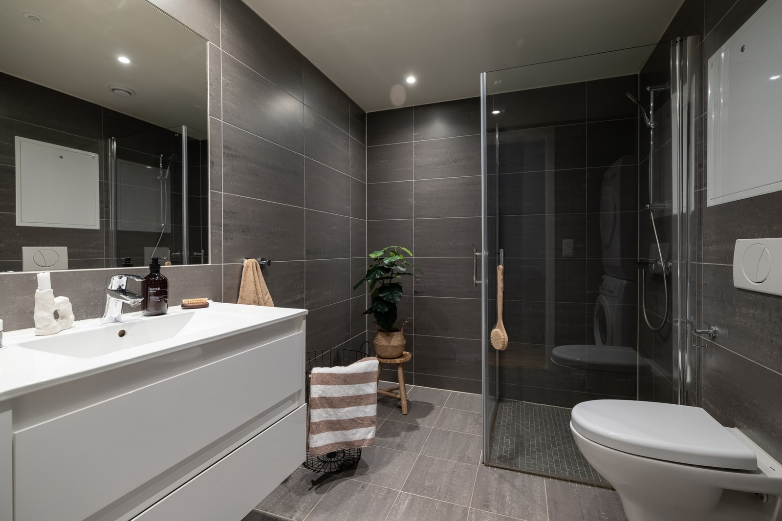 Badet er pent flislagt og har varme i gulv samt downlights i himling. Opplegg for vaskemaskin og plass til tørketrommel. Galleribilde
