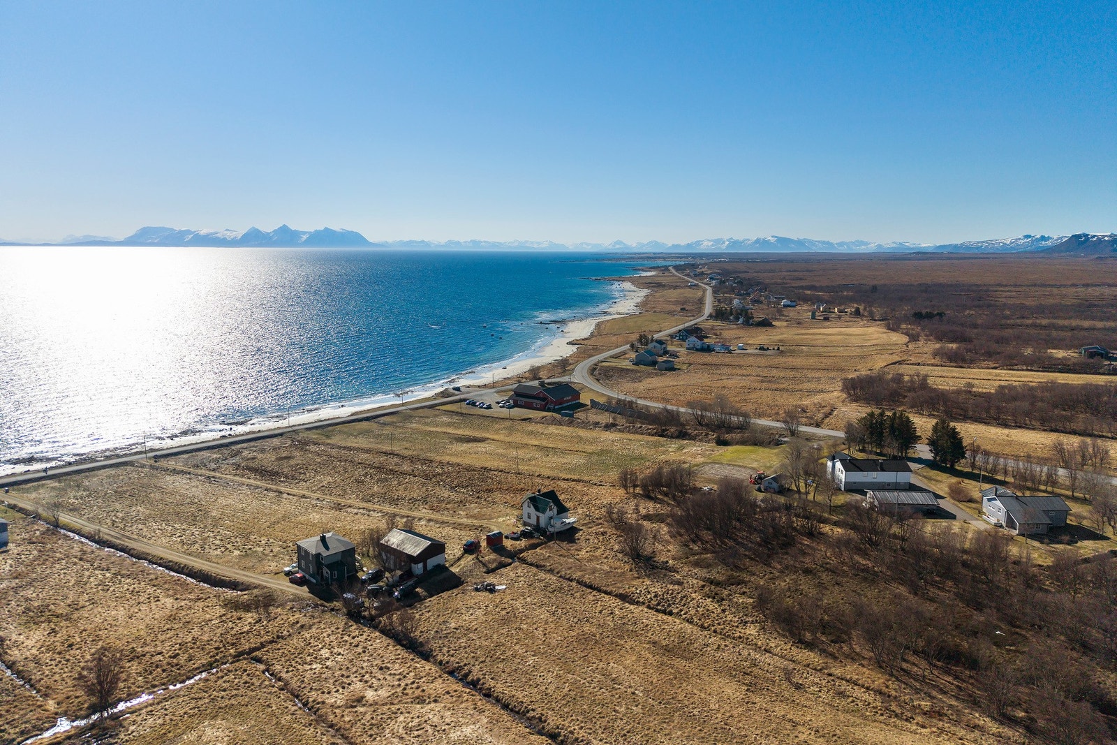Eiendommen ligger fint til i landlige og naturskjønne omgivelser på Skarstein, og byr på en fin og fri utsikt mot fjell og hav. Galleribilde