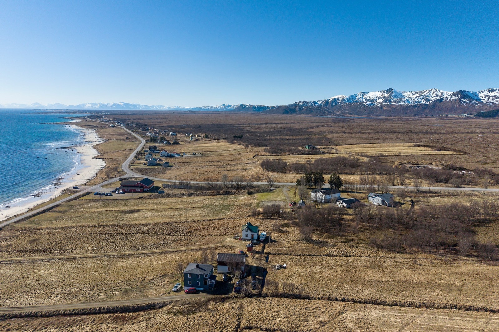 Det er ca. 11,5 km til Andenes sentrum, som har et godt utvalg av servicefunksjoner, og gode kommunikasjonsmuligheter med resten av Vesterålen. Galleribilde
