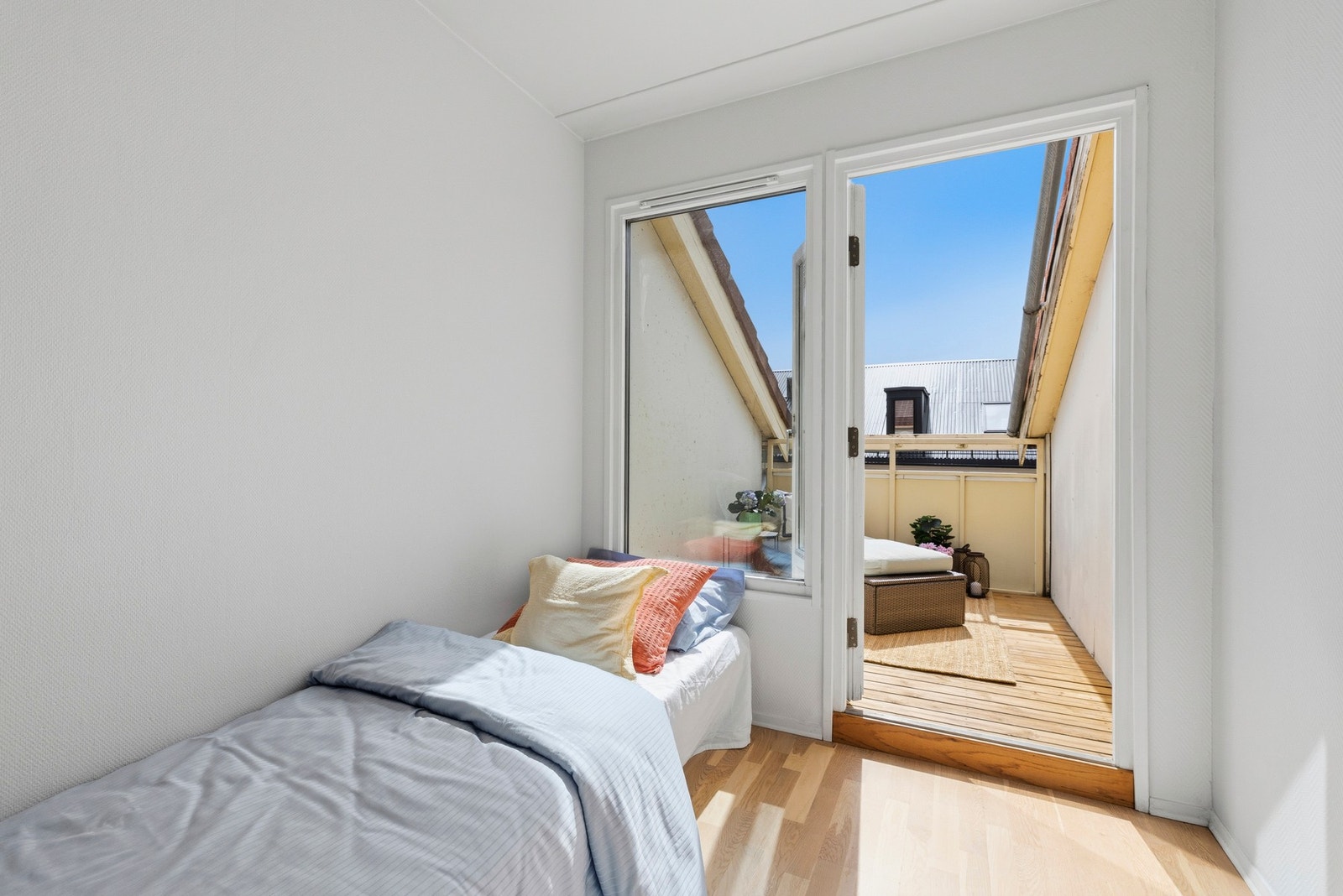 Fra rommet er det direkte tilkomst til boligens andre takterrasse. Galleribilde