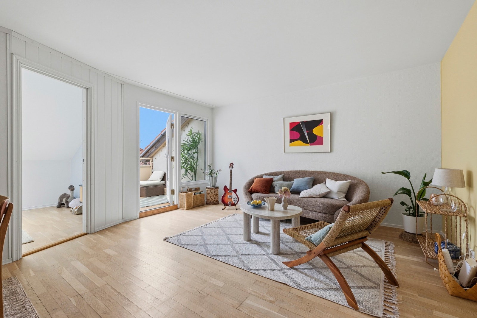Lys og innbydende stue med god plass til sofa med tilhørende møblement. Galleribilde