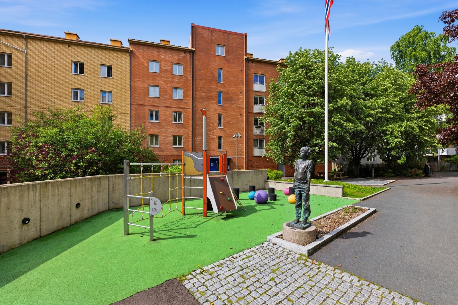 Lekeplass for store og små. Galleribilde