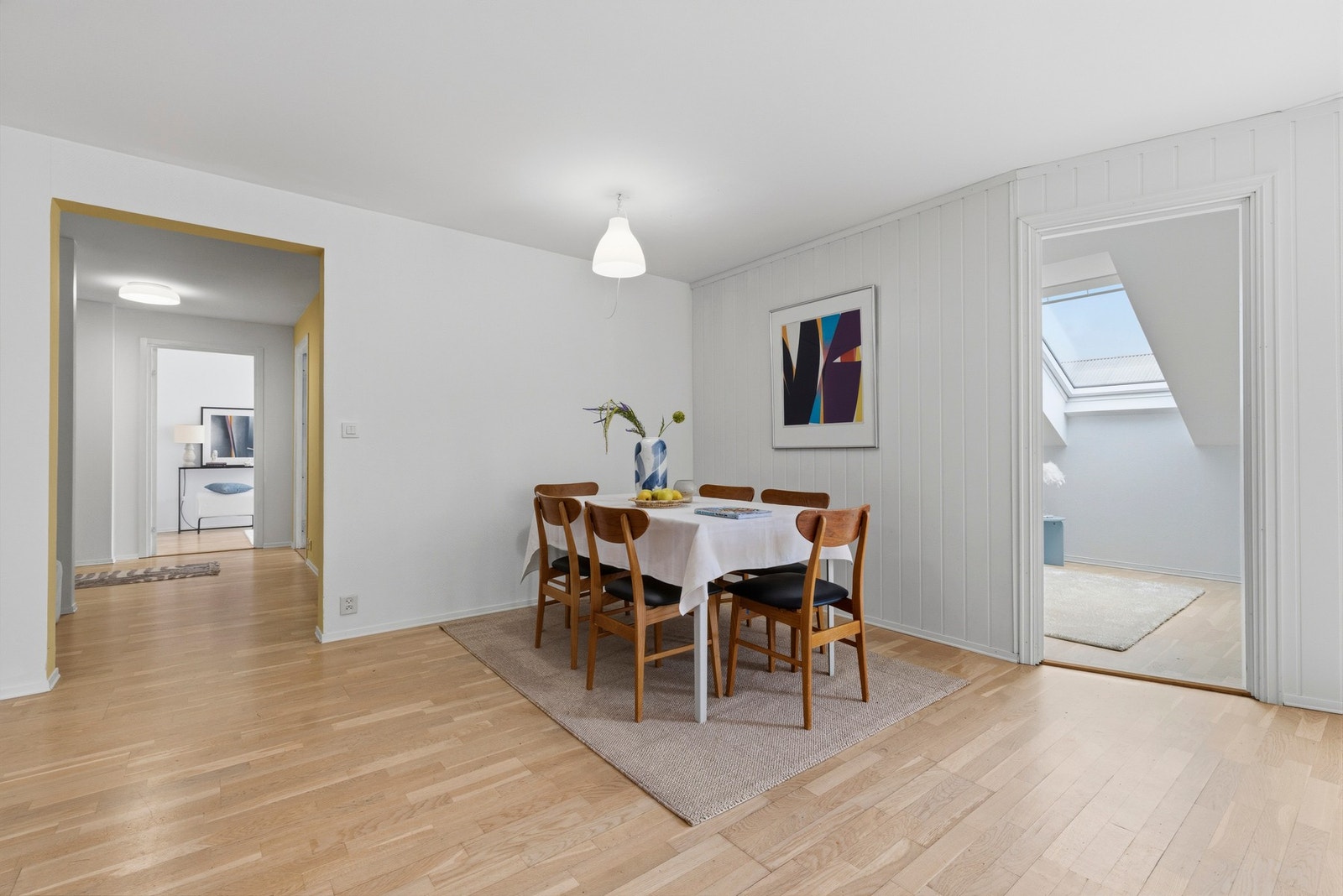 Spisebordet blir et naturlig samlingspunkt i leiligheten. Galleribilde
