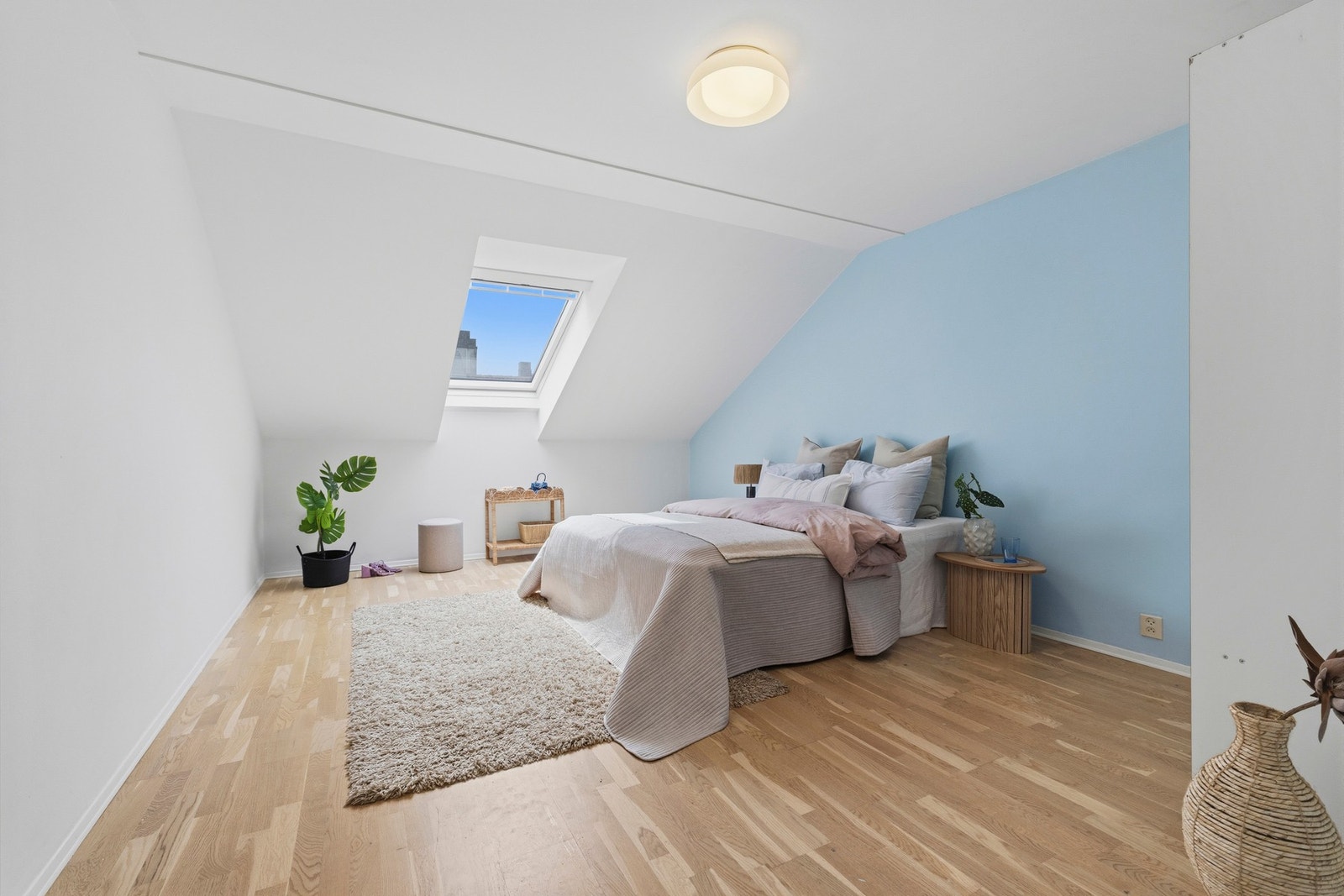Stort vindu som slipper inn rikelig med naturlig lys. Galleribilde