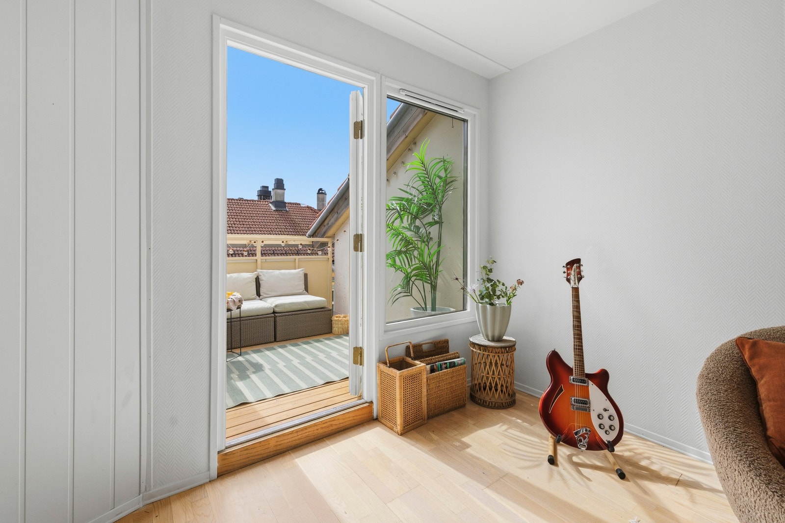 Fra stuen er det utgang til en av boligens flotte takterrasser. Galleribilde