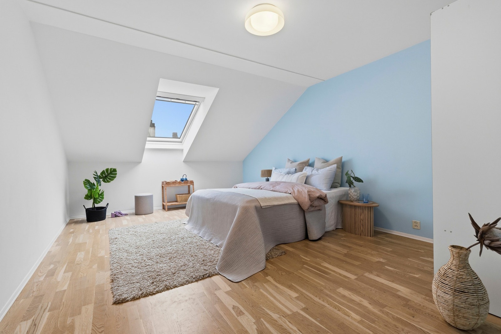 Rommet er malt i en delikat fargetone. Galleribilde