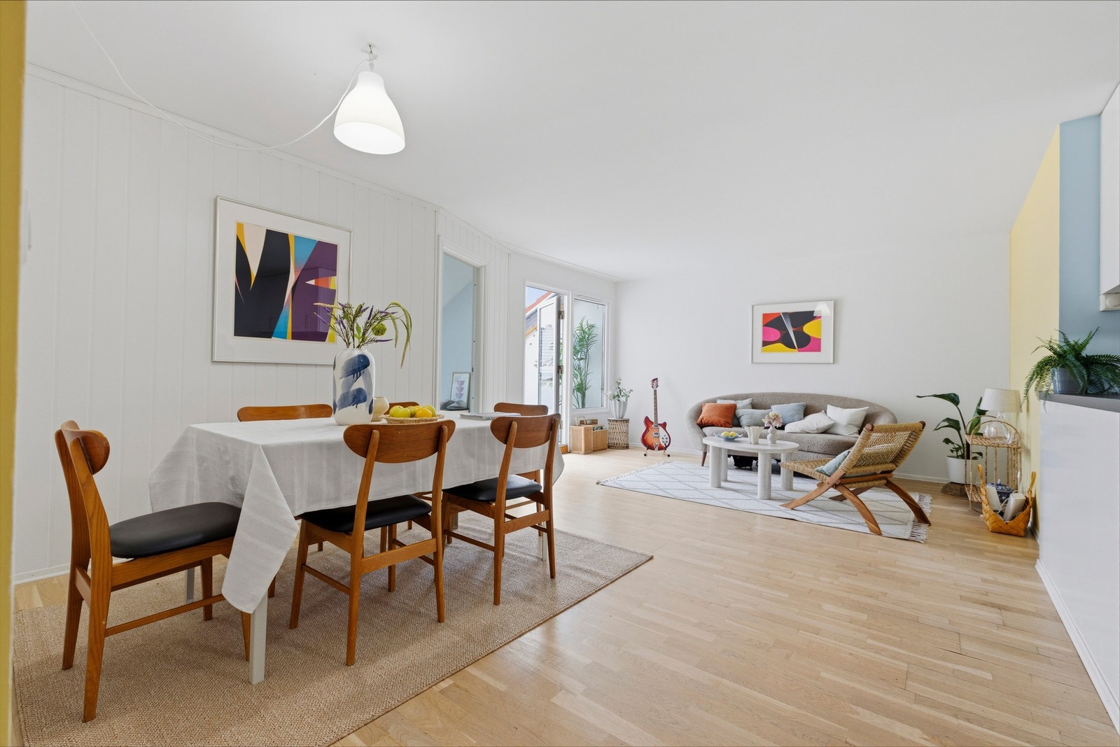 Det er god plass til et stort spisebord som naturlig blir et samlingspunkt i hjemmet. Her kan man samle familie og venner til hyggelige middager og sosiale sammenkomster i en lun og innbydende atmosfære. Galleribilde