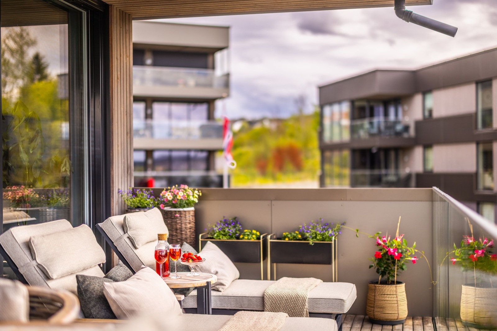 - Terrassen ligger perfekt plassert i skjermede og lune omgivelser - Galleribilde