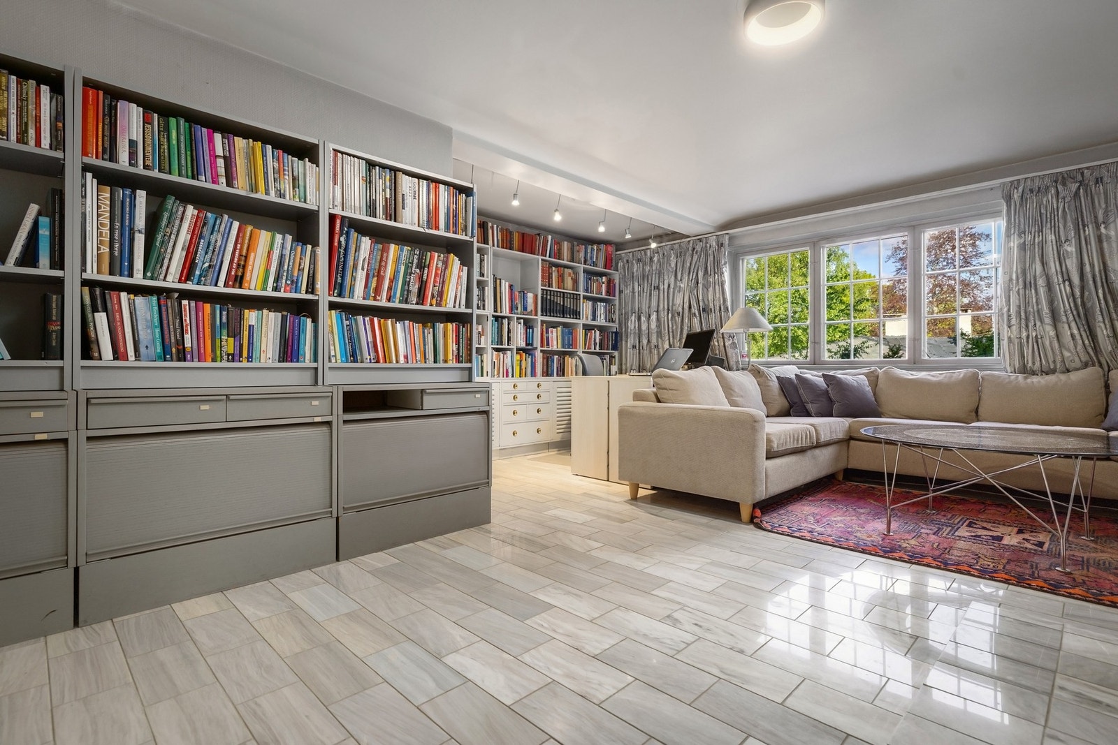 Kjellerstue/kontor med peis, i boligens u-etasje. Galleribilde