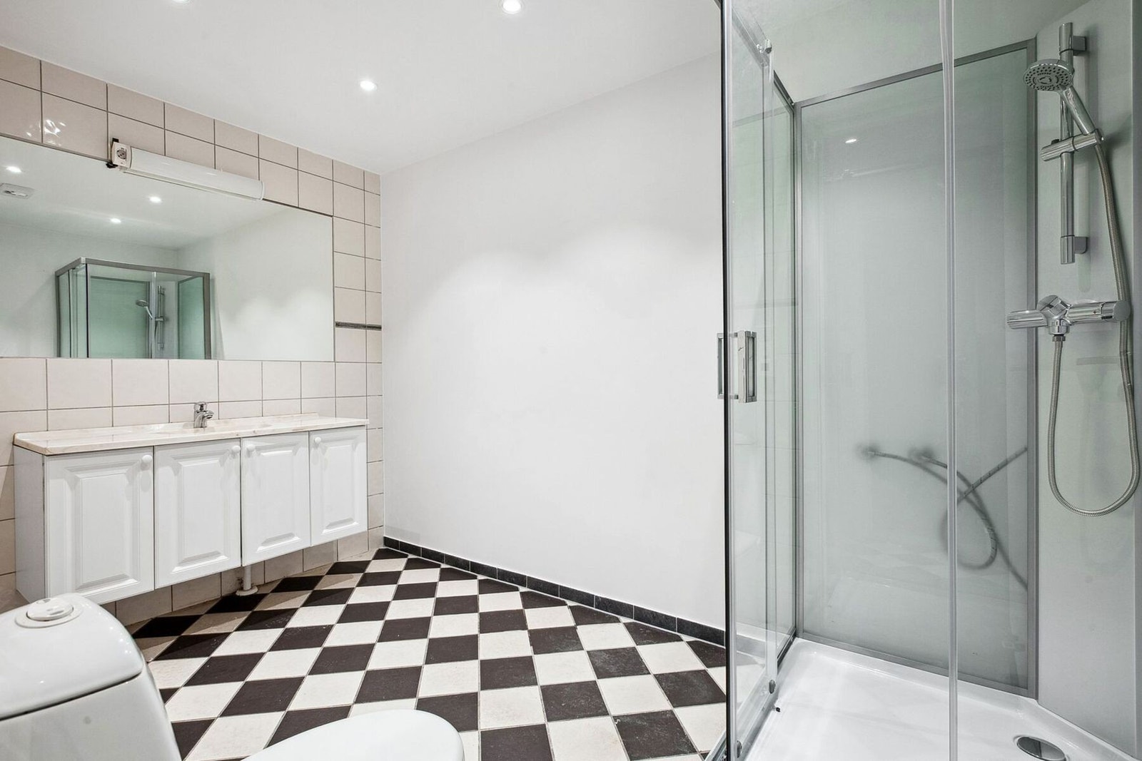 Badet i utleiedelen er fra ca. år 2000 og har flislagte vegger, malte flater og flislagt gulv med elektriske varmekabler. Badet er innredet med wc, servant med innredning og dusjkabinett. Galleribilde