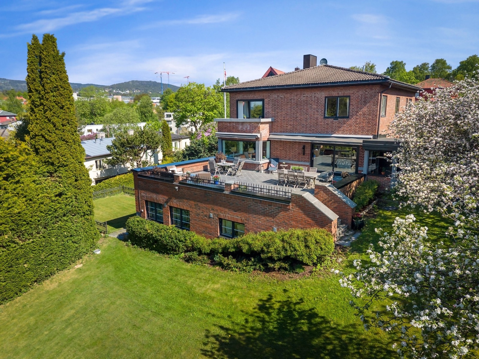 Denne ærverdige og arkitektonisk særpregede villa-eiendommen fra 1933 er tegnet av Arkitekt Oscar Hoff, og fremstår som en monumental og karakterfull bolig med betydelig potensial. Galleribilde