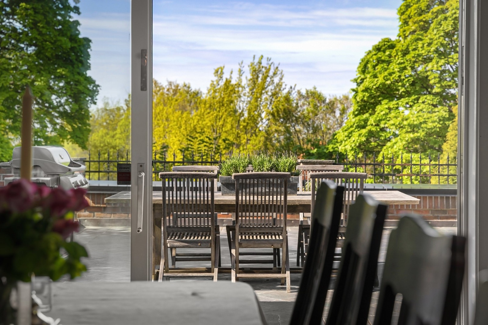 Utgang fra spisestuen, til stor flislagt terrasse. Galleribilde