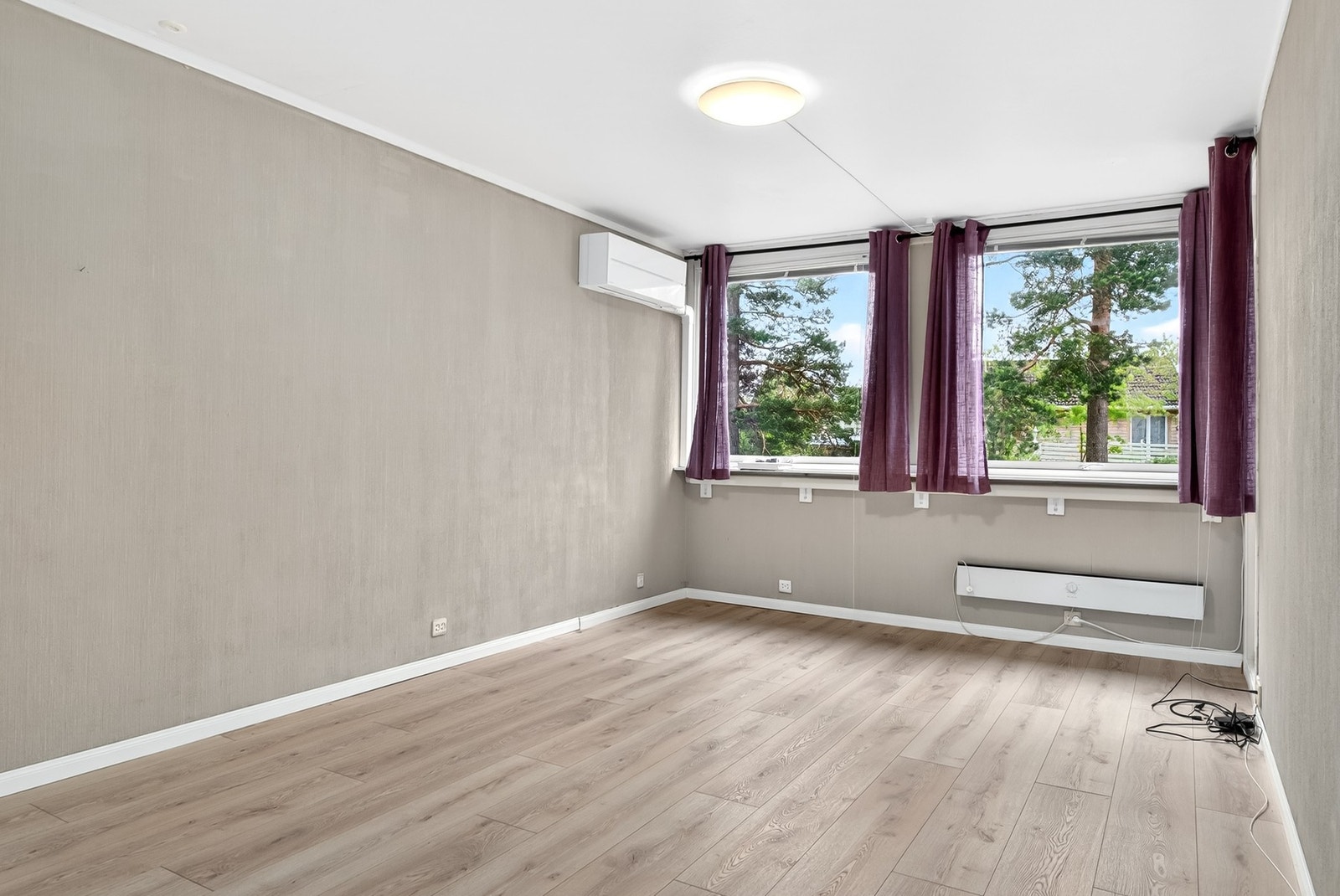 Lys stue med gode møbleringsmulighter. Varmepumpe er relativt ny og gir god varme i leiligheten. Galleribilde