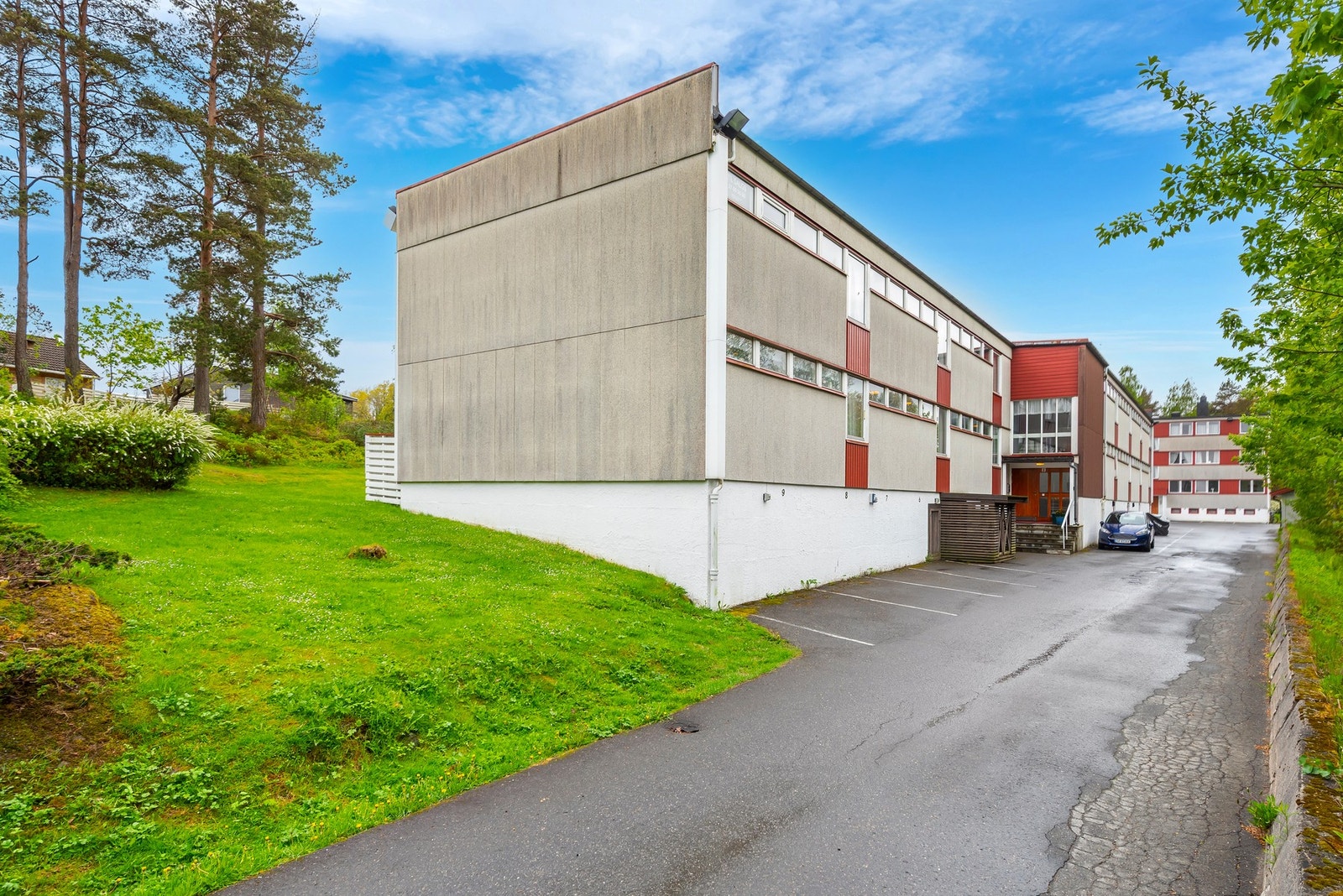 Leiligheten ligger i et veletablert borettslag ca. 2,5 km fra Arendal sentrum. Galleribilde