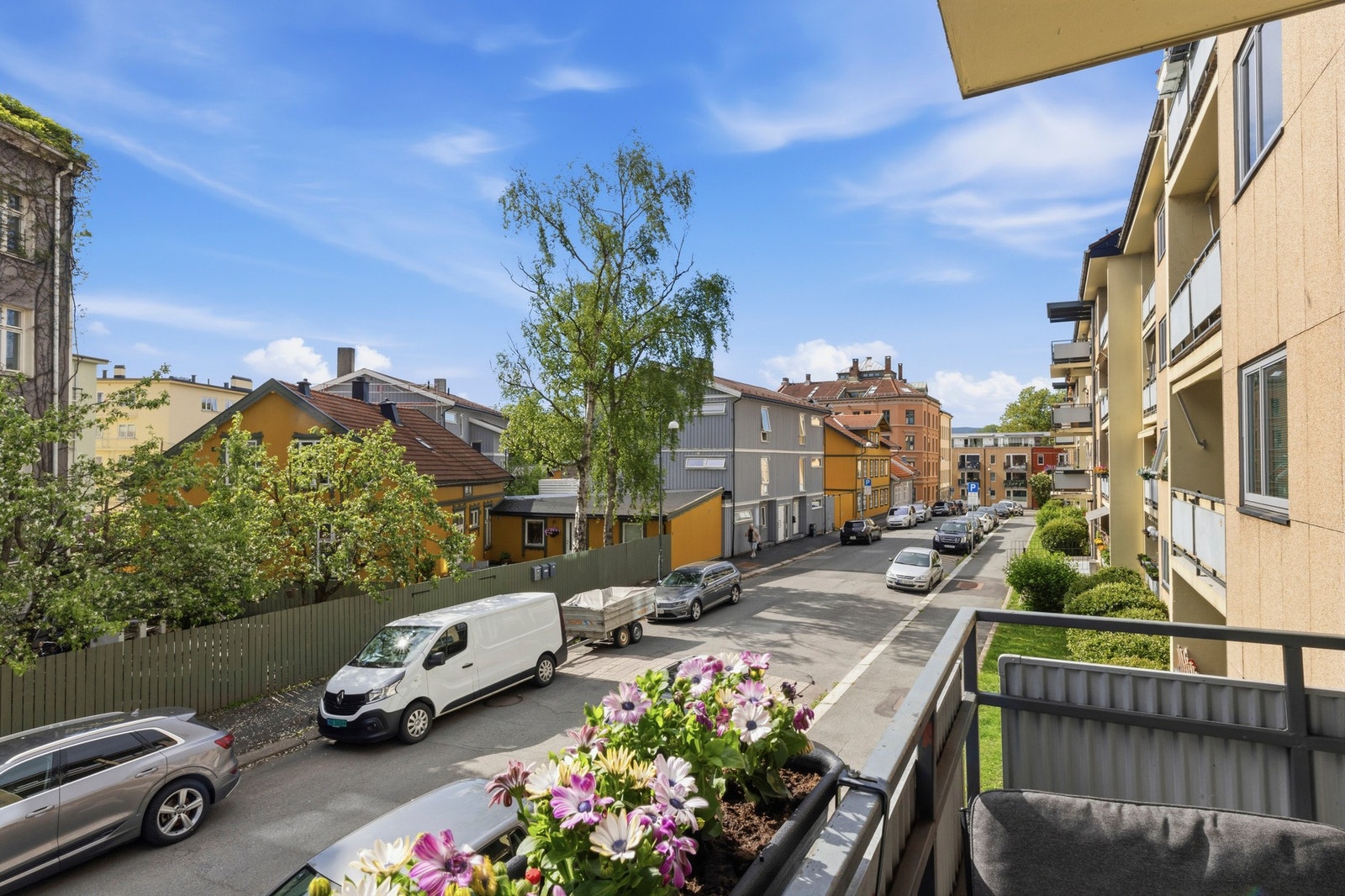 Boligen ligger i enden av en blindgate, så her er det lite trafikk. Galleribilde