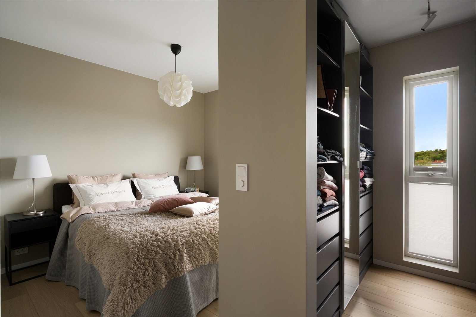 Fra soverommet er det direkte tilgang til en praktisk walk-in-garderobe. Galleribilde