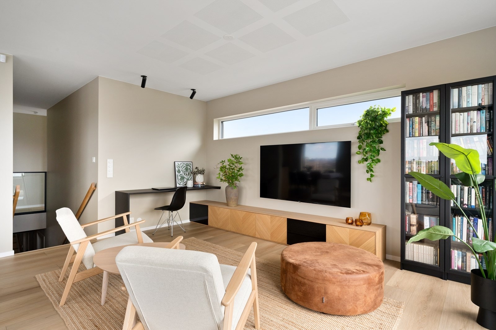 Stuen har god plass til både sofagruppe, sittegruppe og spisebord. Galleribilde