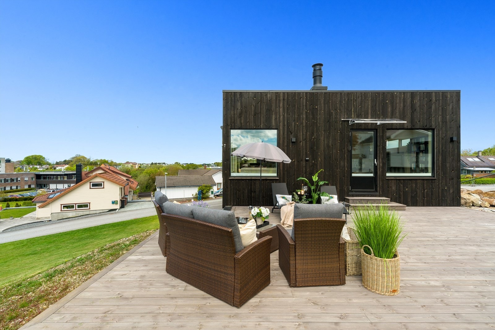 Fra stuen er det utgang til en terrasse hvor man kan sette ønskede møbler og nyte solen. Galleribilde