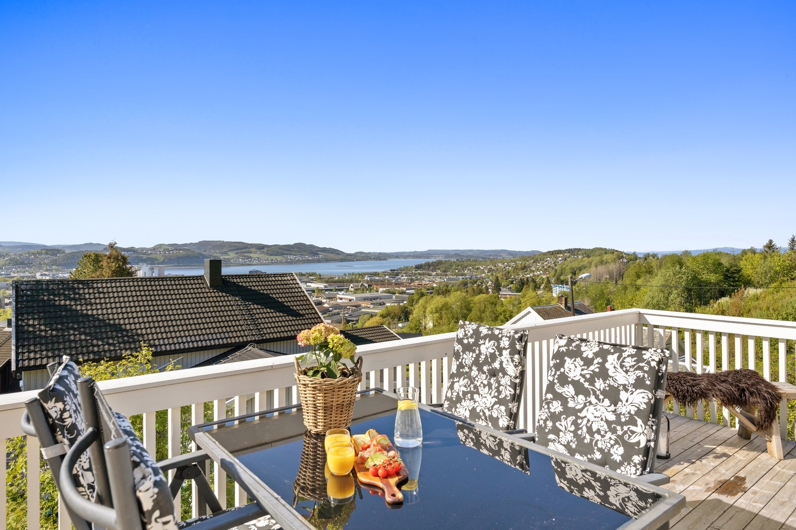 Utsikt til byen og mot fjorden! Galleribilde