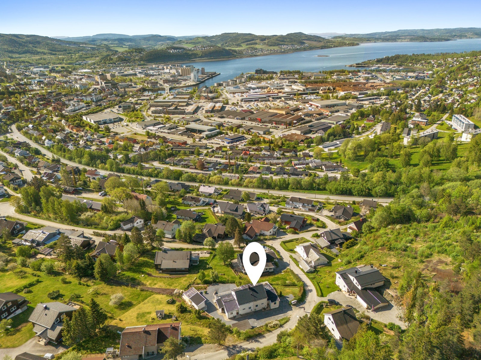 Eiendommen har en attraktiv og høy beliggenhet på Heggesåsen. Galleribilde