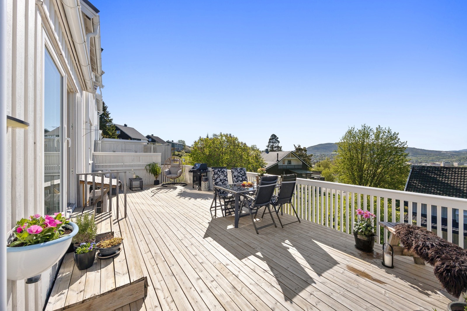 Terrasse - 41 kvm. Romslig terrasse med gode sol- og utsiktsforhold! Galleribilde
