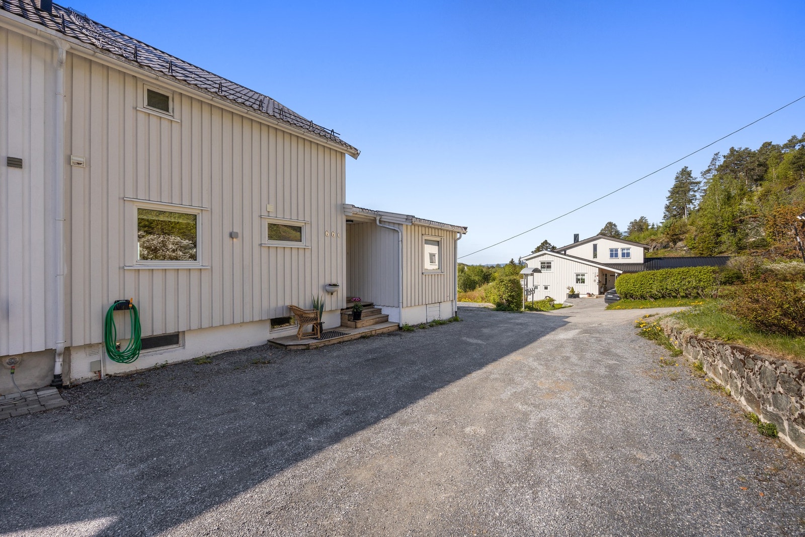 Inngangspartiet er takoverbygd med en mindre terrasse i tilknytning. Galleribilde