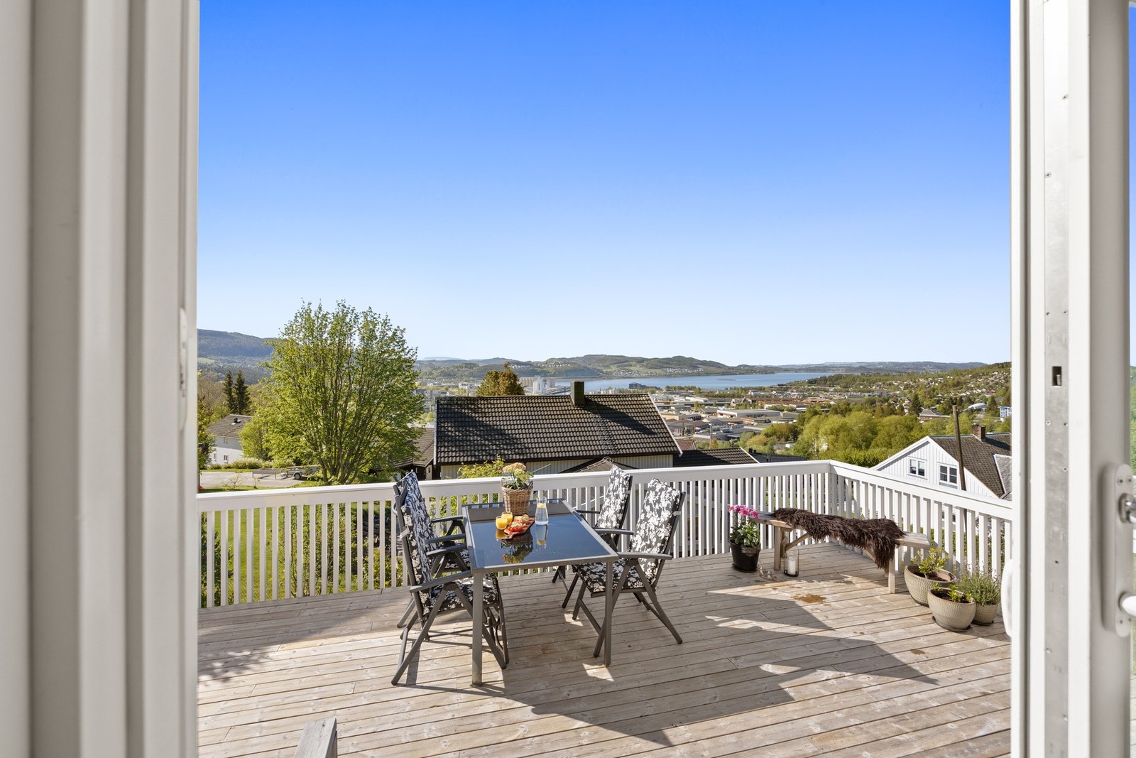 Fra stuen er det utgang til solrik terrasse med lang solgang. Galleribilde