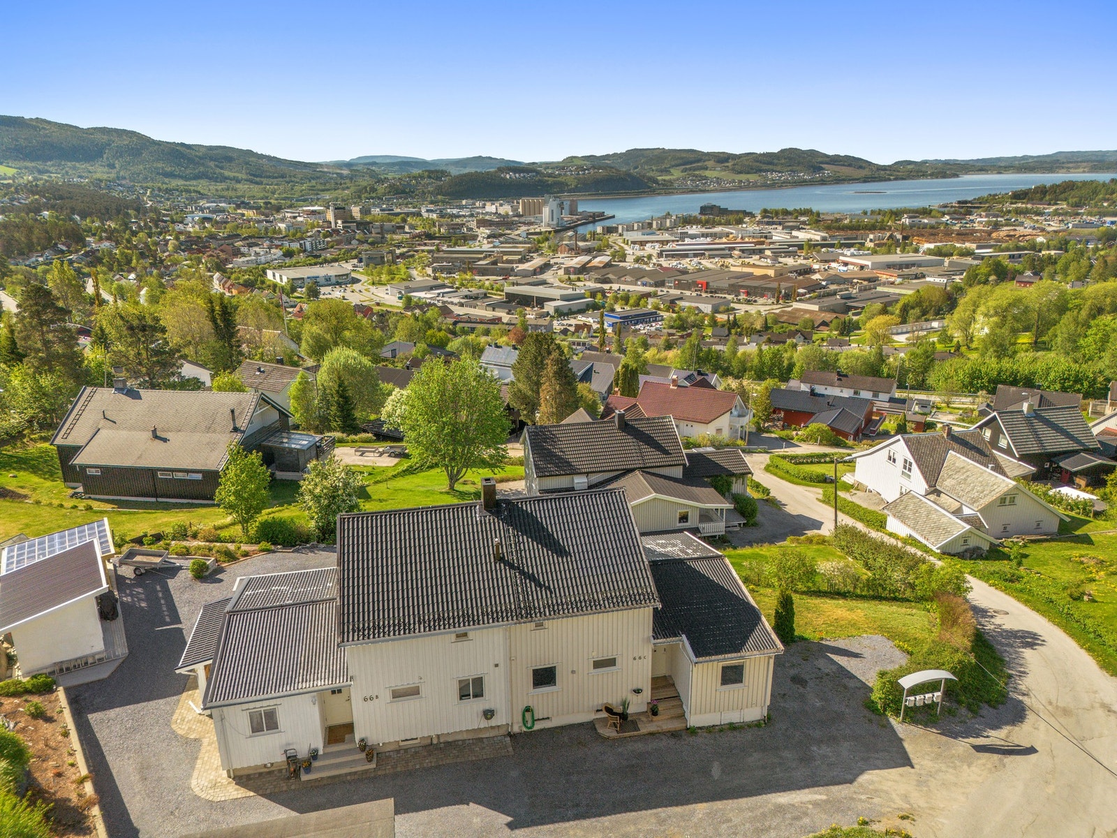 Velkommen til Åsvegen 66C, presentert av EiendomsMegler1 v/ Jim Håkon Ryan Karlsen. Foto: ELW media (Espen Wåde) Galleribilde
