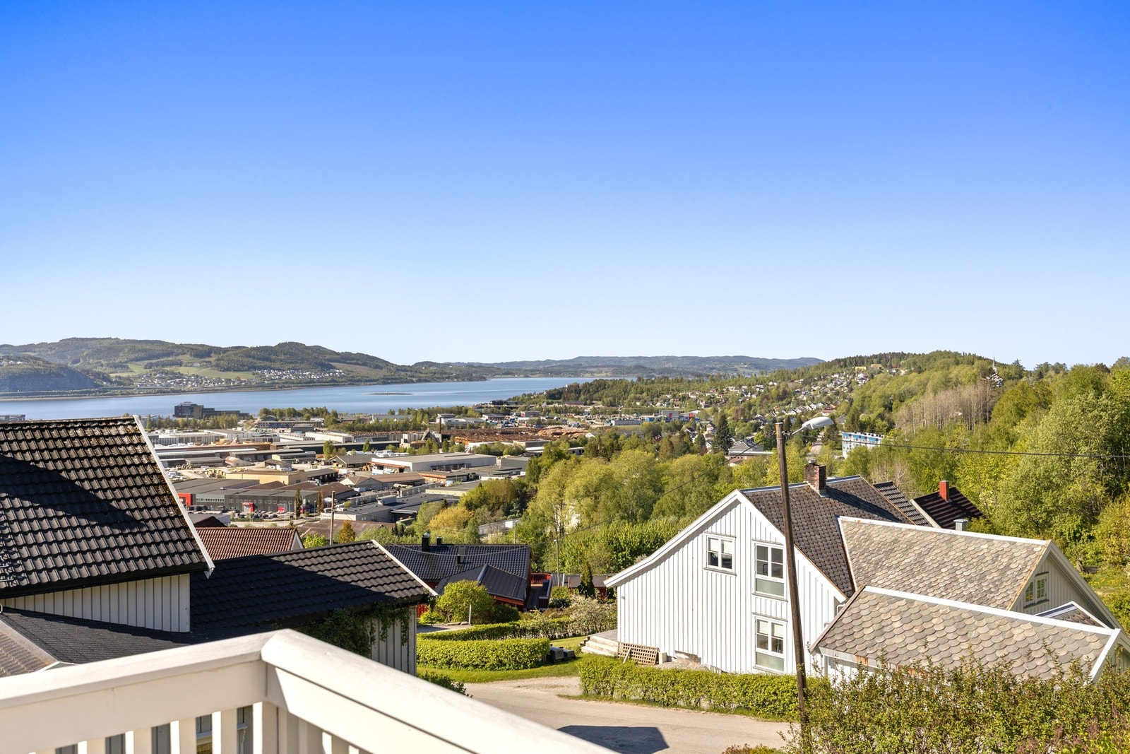 Vid utsikt over fjorden! Galleribilde