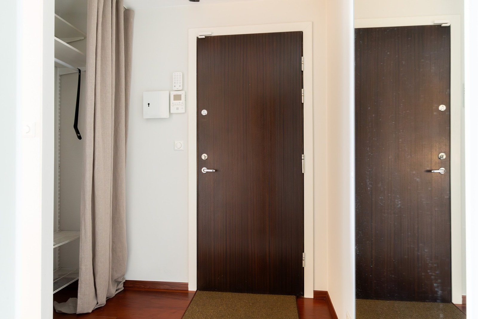 Entré med garderobe. Galleribilde