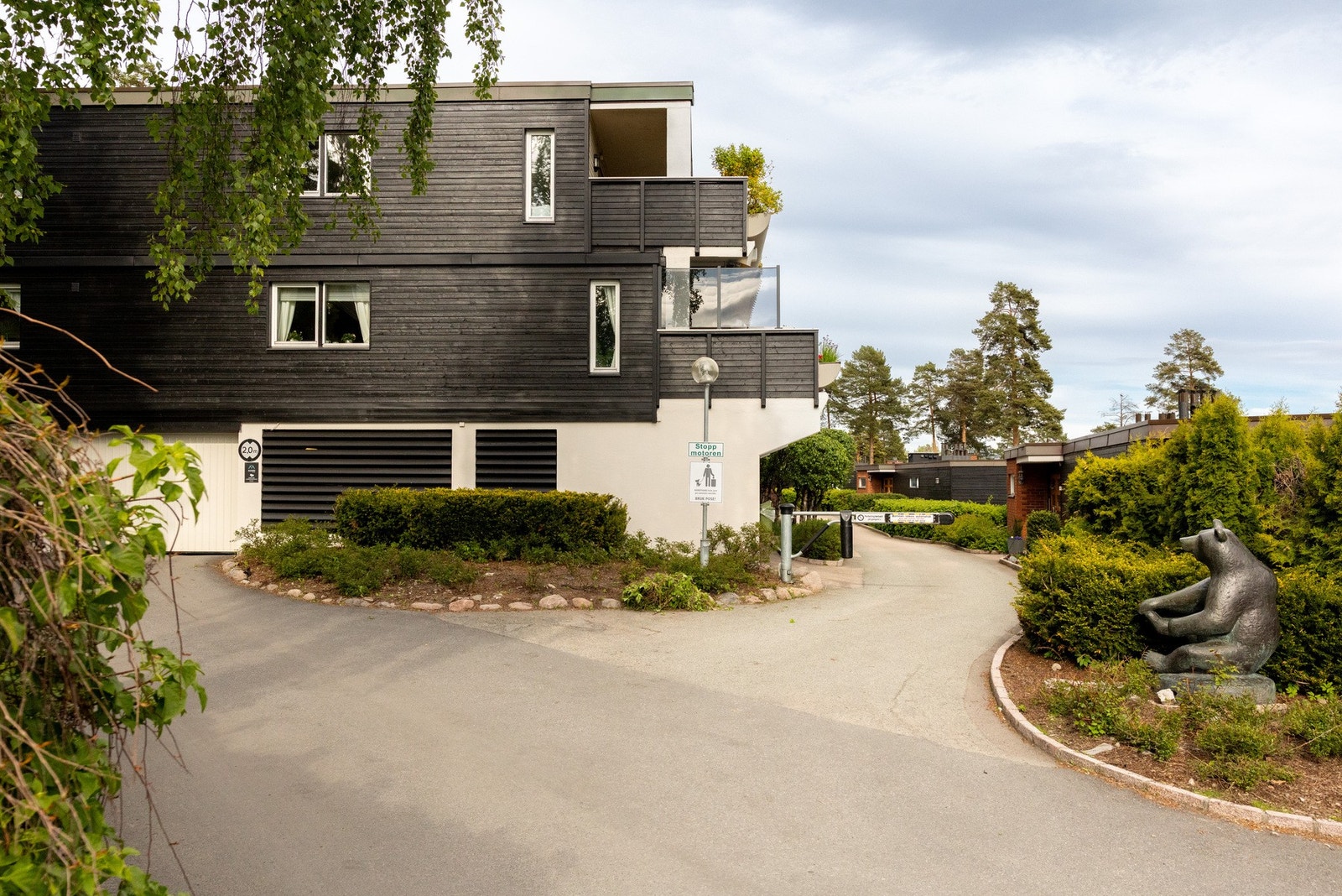 Det er gjesteparkering til høyre. Galleribilde