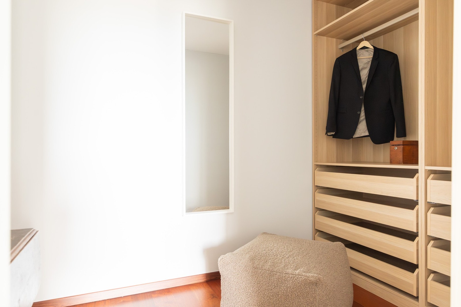 Praktisk walk-in garderobe. Galleribilde
