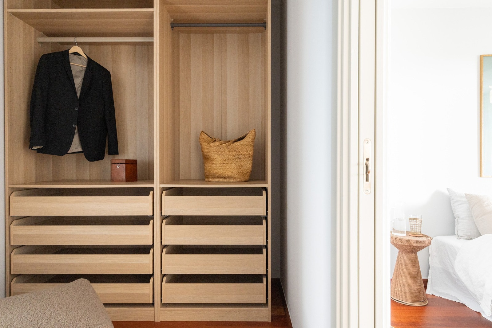 Stor garderobe med inngang fra soverom. Galleribilde