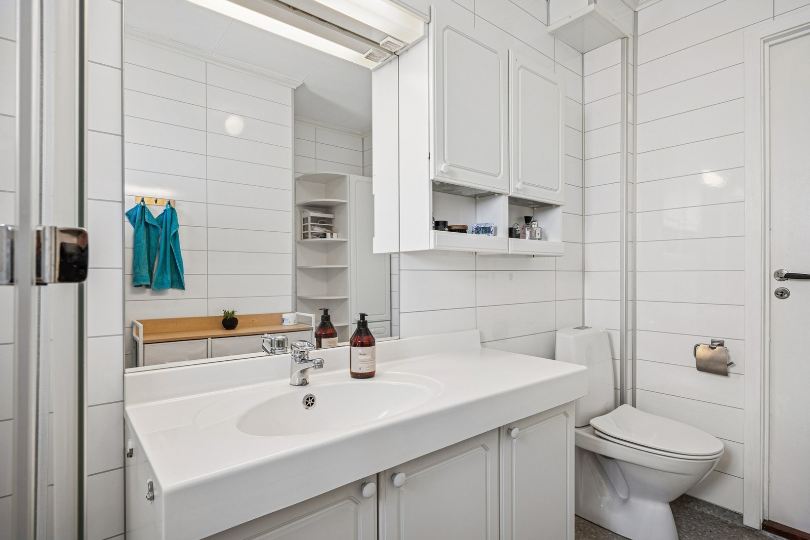Badet er utstyrt med servant med underskap, speil og belysning. Galleribilde