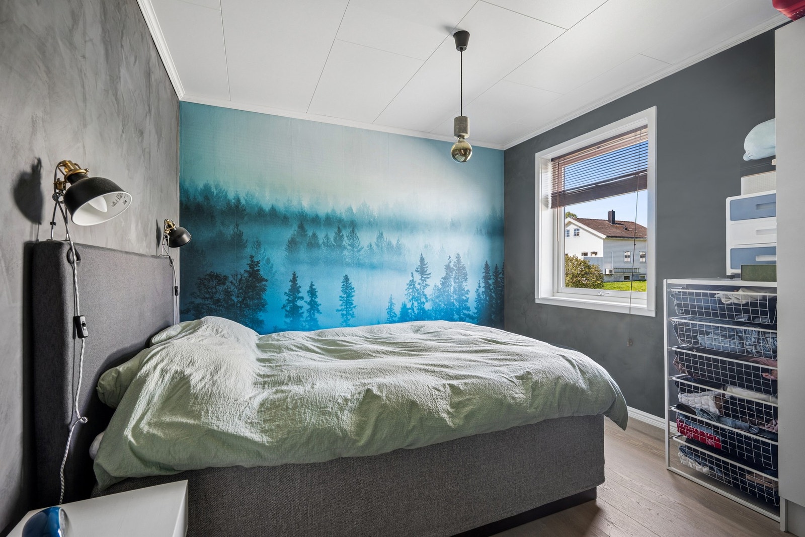 Hovedsoverommet har god plass til dobbeltseng og garderobeløsning. Galleribilde