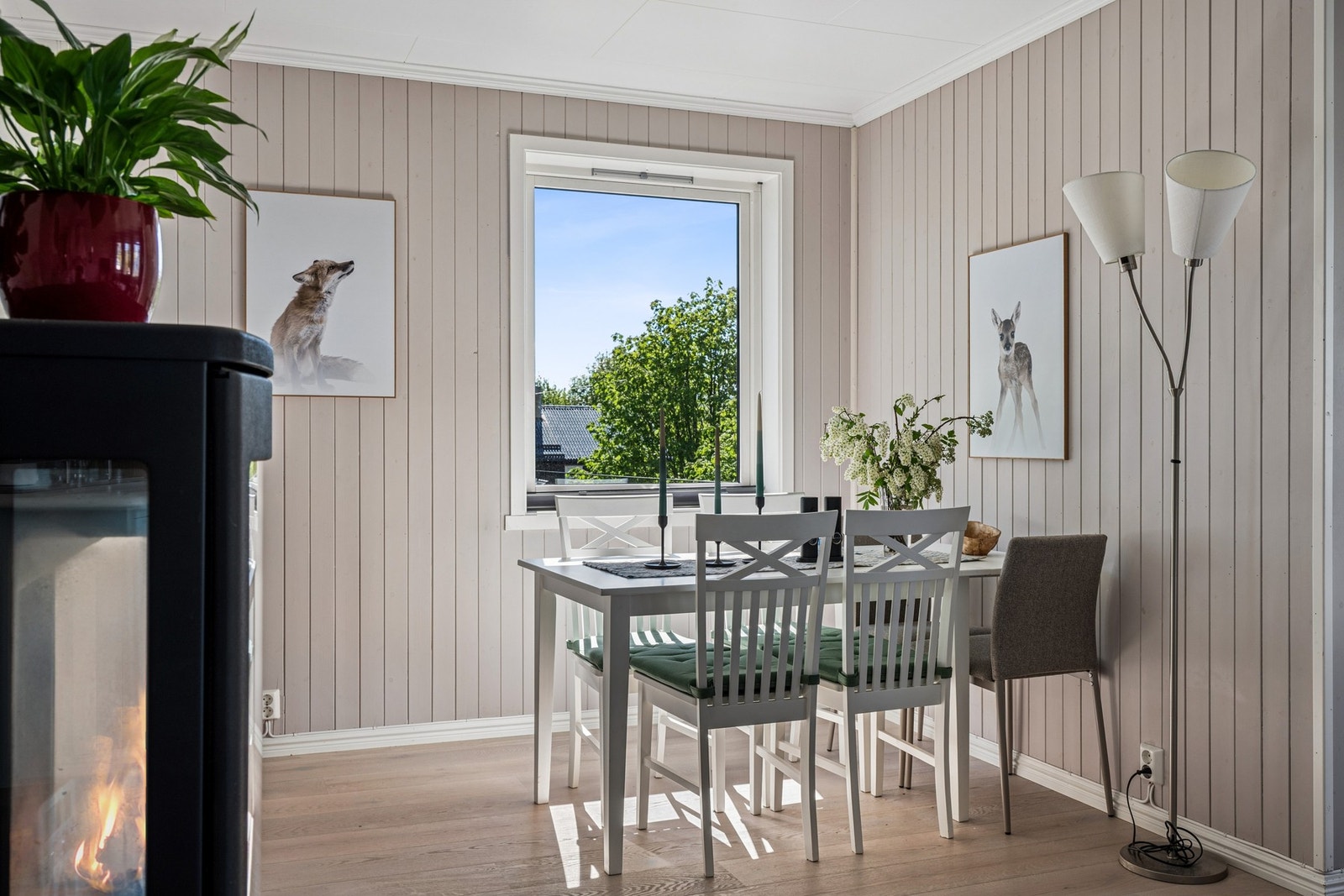 Spisestuen er en naturlig del av oppholdsrommet, med nærhet til både kjøkken og vedovn. Galleribilde