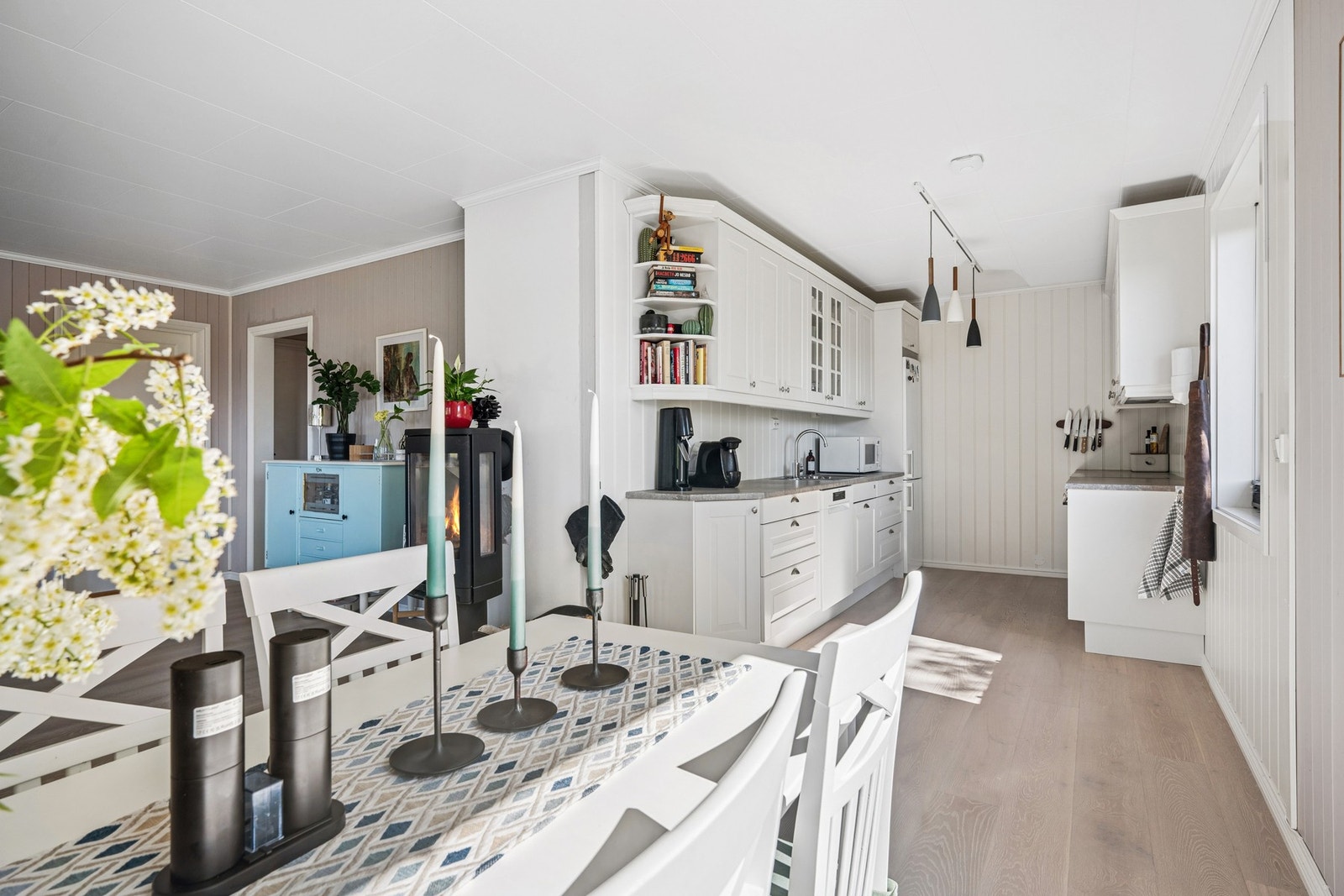 Kjøkkenet ligger i åpen forbindelse med spiseplassen, noe som gjør det sosialt og praktisk. Galleribilde
