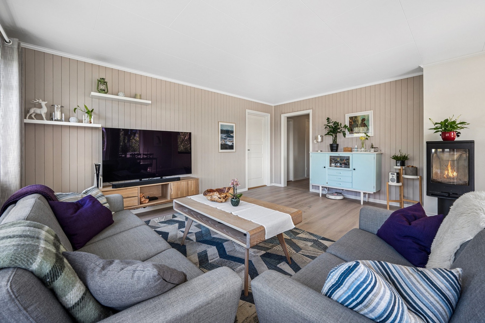 Stuen er romslig og har god plass til en stor sofagruppe. Galleribilde
