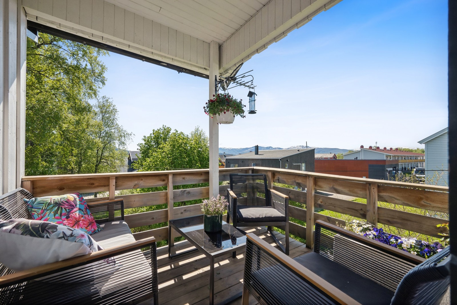 Fra stuen er det direkte utgang til en overbygd balkong med plass til en sittegruppe. Galleribilde
