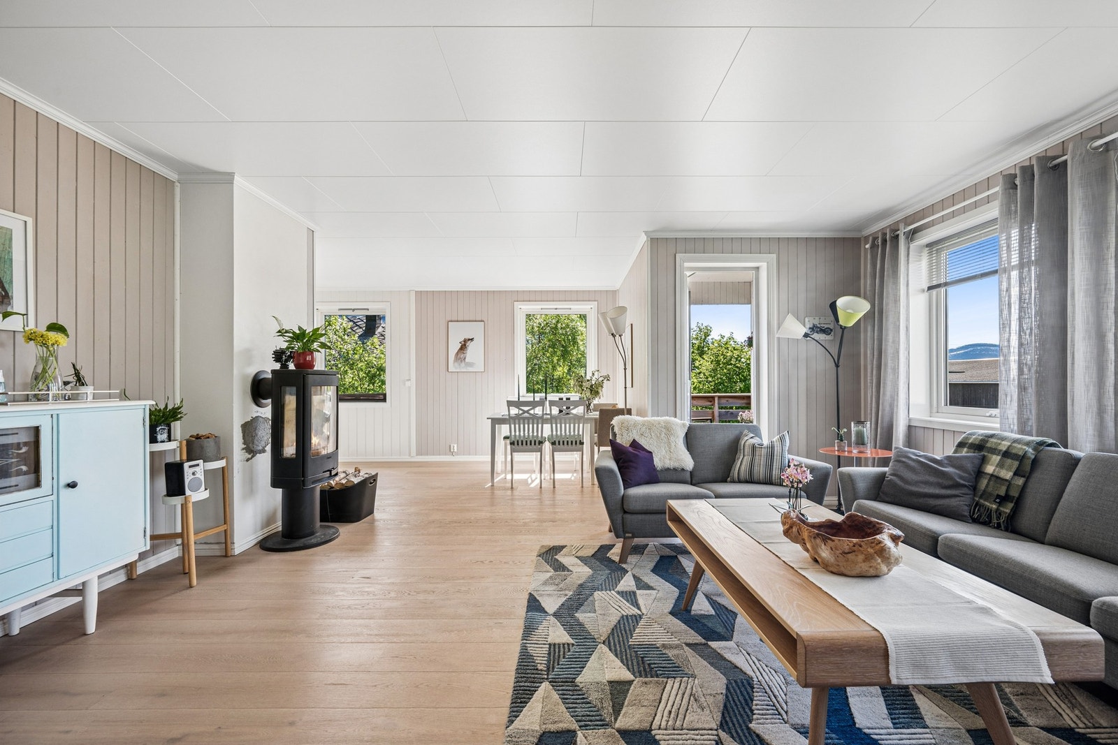 Gjennomgående gulv og panelkledde vegger gir rommet en helhetlig karakter. Galleribilde