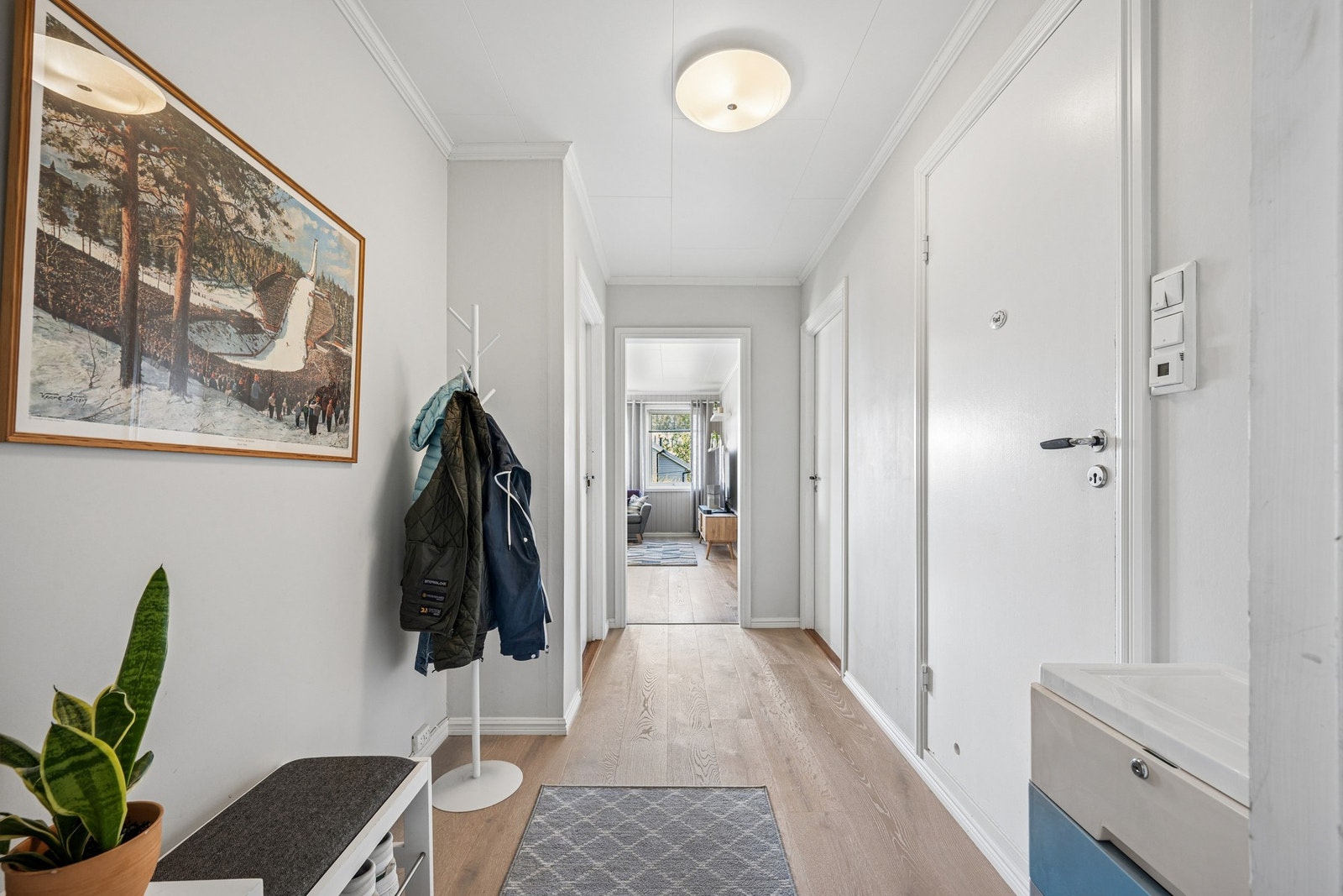 Romslig entré med plass til oppbevaring av yttertøy og sko. Galleribilde